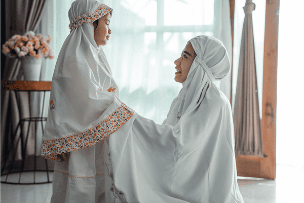 Mengajari Anak Perempuan Berhijab 
